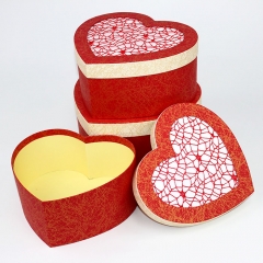 rote herzförmige Geschenkboxen zum Valentinstag