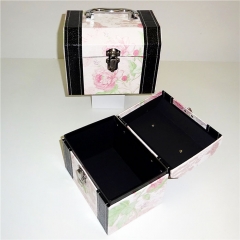 Individuell bedruckter Mini-Pappkoffer mit Henkel
