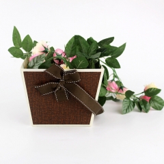 Dekorative Geschenkbox für Blumen zum Valentinstag