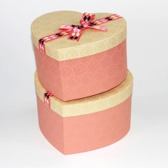 Romantische herzförmige Geschenkboxen mit Band zum Valentinstag