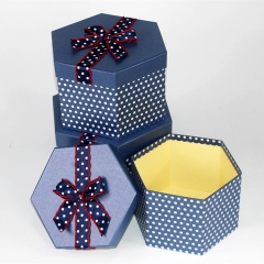 Customized Hexagon Geschenkbox mit Band für die Verlobung