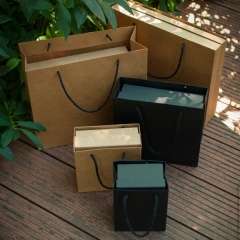 Hochwertige Kraftpapier-Einkaufstasche mit Geschenkbox zum Geburtstag