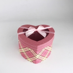 rosa herzförmige Pappschachtel mit Schleife für Hochzeit