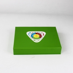 Geschenkbox aus recyceltem grünem Papier in Buchform zum Verpacken